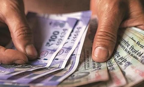 அனைத்து தொழிலாளர்களுக்கும் இன்று ஊதியத்துடன் விடுமுறை