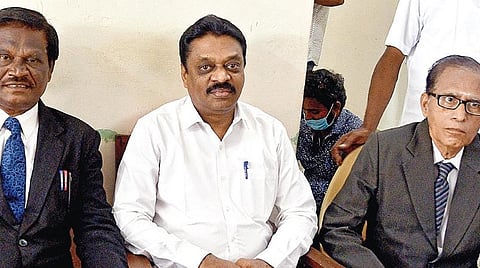 தூத்துக்குடி துப்பாக்கிச் சூடு சம்பவ ம் தொடர்பாக விசாரணை நடத்திய ஆணையத்தின் வழக்கறிஞர் அருள்வடிவேல் சேகர் (நடுவில்) செய்தியாளர்களுக்கு நேற்று பேட்டியளித்தார். படம்: என்.ராஜேஷ்