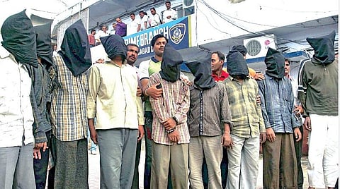 குஜராத் மாநிலம் அகமதாபாத்தில் 2008-ம் ஆண்டில் நடந்த தொடர் குண்டுவெடிப்பு வழக்கில் கைது செய்யப்பட்ட இந்தியன் முஜாகிதீன் அமைப்பைச் சேர்ந்தவர்கள் அங்குள்ள குற்றப்பிரிவு போலீஸார் அலுவலகத்தில் ஆஜர் செய்யப்பட்டனர். (உள்படம்) அகமதாபாத்தில் குண்டு வெடித்த சிவில் மருத்துவமனை பகுதி. படங்கள்: பிடிஐ (கோப்புப் படங்கள்).
