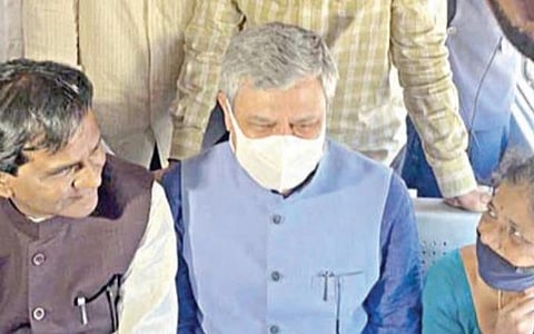 மத்திய ரயில்வே அமைச்சர் அஸ்வினி வைஷ்ணவ், மும்பை புறநகர் ரயில் தடத்தில் கூடுதல் ரயில் பாதைகளை நேற்று ஆய்வு செய்தார். பின்னர் பயணிகளுடன் ரயிலில் சென்று குறைகளை கேட்டறிந்தார்.
