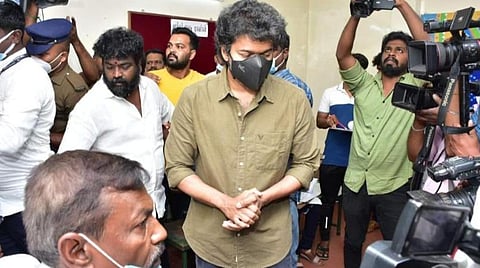 வாக்குச்சாவடியில் தள்ளுமுள்ளு: பொதுமக்களிடம் மன்னிப்புக் கேட்ட விஜய்... வைரலாகும் வீடியோ