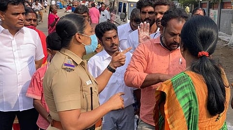 முற்றுகையில் ஈடுபட்ட வேட்பாளர்கள் | படங்கள்: ஜெ.மனோகரன்