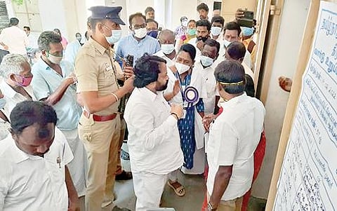 தி.மலை 25-வது வார்டுக்கான வாக்குச்சாவடி உள்ளே இருந்த அமைச்சரின் மகன் கம்பன் உள்ளிட்ட திமுகவினரை வெளி யேற்றிய தேர்தல் பார்வையாளர் சங்கீதா. படம்: இரா.தினேஷ்குமார்.
