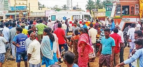 நெய்வேலி இந்திராநகர் அருகே கார் மோதி படுகாயம் அடைந்தவர்களை பொதுமக்கள் மீட்டு 108 ஆம்புலன்ஸில் ஏற்றி அனுப்பி வைத்தனர்.