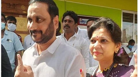 திண்டிவனம் தனியார் பள்ளி வாக்குச்சாவடியில் வாக்களித்த பாமக இளைஞரணித்தலைவர் அன்புமணி ராமதாஸ்.