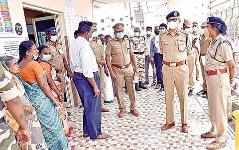 அடையாறு, ராயப்பேட்டை, கொத்தவால்சாவடி, பெரம்பூர் ஜமாலியா ஆகிய 4 இடங்களில் உள்ள வாக்குச் சாவடிகளுக்கு காவல் ஆணையர் சங்கர் ஜிவால் நேரில் சென்று ஆய்வு மேற்கொண்டார். உடன் போலீஸ் அதிகாரிகள் சென்றனர்.