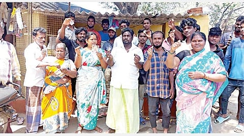 ஆம்பூர் நகராட்சியில் தங்கக்காசு எனக்கூறி பித்தளை காசு வழங்கி சுயேச்சை வேட்பாளர் மோசடி செய்ததாக புகார்: மறு வாக்குப்பதிவு நடத்த பொதுமக்கள் கோரிக்கை