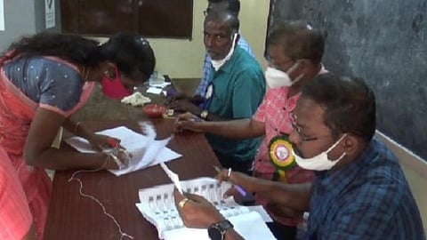 மதுரை திருமங்கலத்தில் வாக்களிக்க வந்த பெண் | படம்: எஸ்.கிருஷ்ணமூர்த்தி
