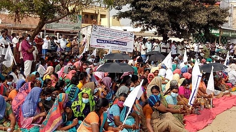 ஜவுளி உற்பத்தியாளர்களை கண்டித்து விசைத்தறி உரிமையாளர்கள் சோமனூர் சங்கத்தினர் தொடர் உண்ணாவிரதம்
