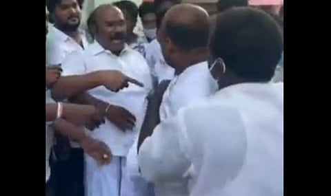 திமுக தொண்டரை தாக்கியதாக அதிமுக முன்னாள் அமைச்சர் ஜெயக்குமார் மீது வழக்குப் பதிவு