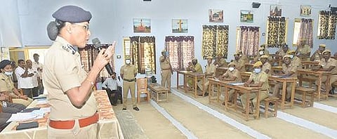 வேலூர் தொரப்பாடியில் உள்ள சிறைக்காவலர் பயிற்சி பள்ளியில் நடை பெற்ற புத்தாக்க பயிற்சியில் பேசும் வேலூர் சரக டிஐஜி ஆனி விஜயா. படம்: வி.எம்.மணிநாதன்.