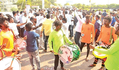 திருநெல்வேலி மாநகராட்சி தேர்தலில் வெற்றிபெற்ற வேட்பாளர்களின் ஆதரவாளர்கள் அரசு பொறியியல் கல்லூரி முன்பு பட்டாசு வெடித்து நடனமாடி கொண்டாட்டத்தில் ஈடுபட்டனர்.படம்: மு.லெட்சுமிஅருண்.