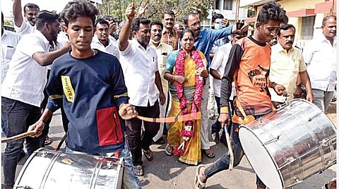 கோவை மாநகராட்சி 79-வது வார்டில் வென்ற திமுக வேட்பாளர் வசந்தியை மேளதாளத்துடன் அழைத்துச் செல்லும் திமுகவினர்.படம்: ஜெ.மனோகரன்