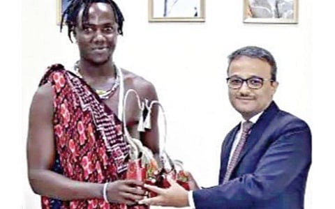 யூடியூப் பிரபலம் கிளி பாலை கவுரவிக்கும் இந்தியத் தூதரக அதிகாரி.