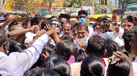 கடலூரில் அதிமுகவினர் முன்னாள் அமைச்சர் தலைமையில் திடீர் சாலை மறியலில் ஈடுபட்டனர்.