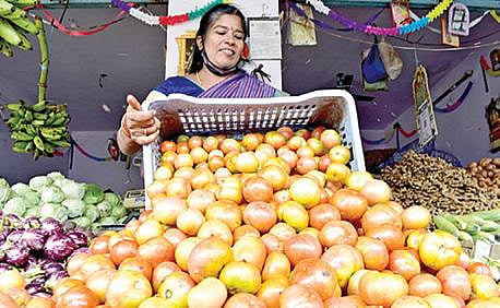 கிருஷ்ணகிரியில் விற்பனைக்காக குவிக்கப்படும் தக்காளிகள்.