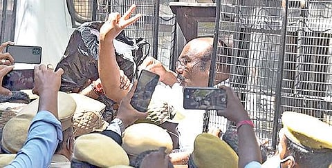 சென்னை ஜார்ஜ் டவுன் நீதிமன்றத்தில் ஆஜர்படுத்துவதற்காக நேற்று அழைத்து வரப்பட்ட முன்னாள் அமைச்சர் ஜெயக்குமார். படம்: ம.பிரபு.