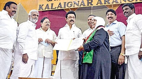 சென்னை மாநகராட்சி வார்டுகளில் வெற்றி பெற்ற திமுக வேட்பாளர்கள் முதல்வர் மு.க.ஸ்டாலினை நேற்று சந்தித்து வாழ்த்து பெற்றனர். அமைச்சர்கள் துரைமுருகன், கே.என்.நேரு, பி.கே.சேகர்பாபு, திமுக பொருளாளர் டி.ஆர்.பாலு, தயாநிதி மாறன் எம்.பி. ஆகியோர் உடனிருந்தனர்.