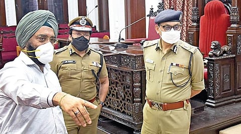 புதிய மாமன்ற உறுப்பினர்கள் பதவியேற்புக்காக ரிப்பன் மாளிகையில் நடந்து வரும் ஏற்பாடுகளை பார்வையிட்ட மாநகராட்சி, காவல் ஆணையர்கள் ககன்தீப் சிங் பேடி, சங்கர் ஜிவால், ரவி. படம்: ம.பிரபு