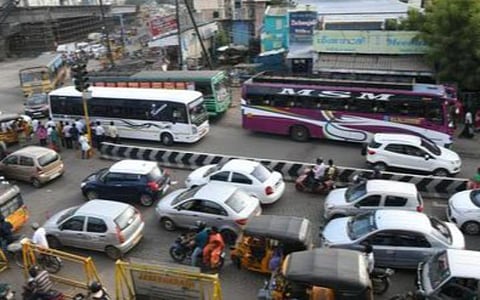 மதுரையில் போக்குவரத்து மாற்றத்தால் திக்குமுக்காடும் வாகனங்கள்: பறக்கும் பாலப் பணியை துரிதப்படுத்த கோரிக்கை