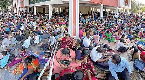 பணி நிரந்தரம் செய்ய வேண்டும் என்று வலியுறுத்தி சென்னை டிபிஐ வளாகத்தில் நேற்று காத்திருப்புப் போராட்டத்தில் ஈடுபட்ட பகுதி நேர சிறப்பு ஆசிரியர்கள். படம்: பு.க.பிரவீன்