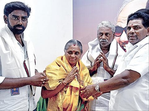 வைகுண்டம் பேரூராட்சியில் அதிமுக சார்பில் வென்று திமுகவில் இணைந்த தந்தை, தாய், மகன் ஆகியோருக்கு அமைச்சர் அனிதா ராதாகிருஷ்ணன் சால்வை அணிவித்தார். படம்: என்.ராஜேஷ்