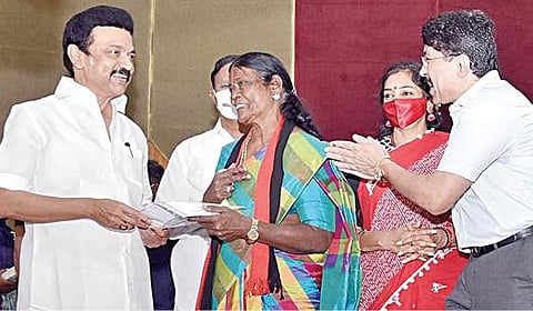 சென்னையில் முதல்வர் ஸ்டாலினிடம் வாழ்த்து பெற்றார் மாநகராட்சி 122-வது வார்டு கவுன்சிலர் ஷீபா. உடன், எம்.பி.க்கள் டி.ஆர்.பாலு, தயாநிதி மாறன், தமிழச்சி தங்கபாண்டியன்.