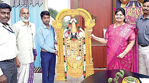 திருப்பதி வெங்கடேஸ்வரா ஜூனியர் கல்லூரியில் படிக்கும் ஓம்கார் எனும் மாணவர், காகித கூழில் 3 அடி உயர வெங்கடேச பெருமாள் சிலையை தத்ரூபமாக வடிவமைத்ததையொட்டி, அவருக்கு பொன்னாடை போர்த்தி பாராட்டுகளை தெரிவித்தார் தேவஸ்தான இணை நிர்வாக அதிகாரி சதா பார்கவி.