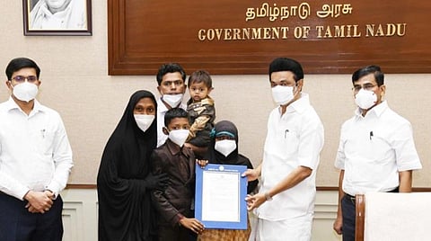 'மனிதநேய' பேச்சு மூலம் ஈர்த்த மாணவர் அப்துல் கலாம் - பெற்றோர் கோரிக்கையை ஏற்று குடியிருப்பு ஆணை வழங்கிய முதல்வர்
