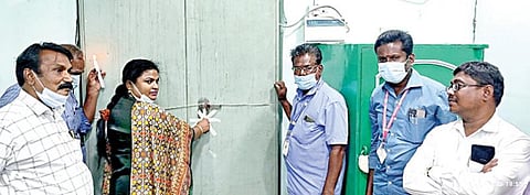 நாகை மாவட்டம் நாகூர் ஆண்டவர் தர்ஹாவின் இடைக்கால நிர்வாகிகள் அலாவுதீன், அக்பர் ஆகியோர் பயன்படுத்திய கோப்புகள் அடங்கிய அலமாரியை நேற்று முன்தினம் பூட்டி, சீல் வைக்கிறார் வக்ஃபு வாரிய முதன்மை செயல் அலுவலர் பரிதாபானு.