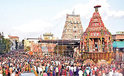 சென்னை திருவல்லிக்கேணி பார்த்தசாரதி கோயில் பிரம்மோற்சவ விழாவை முன்னிட்டு தேரோட்டம் நேற்று கோலாகலமாக நடைபெற்றது. இதில் அறநிலையத் துறை அமைச்சர் பி.கே.சேகர்பாபு மற்றும் ஏராளமான பக்தர்கள் கலந்து கொண்டனர்.படம் க.ஸ்ரீபரத்