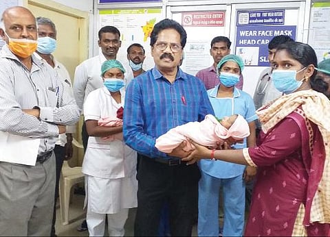 பெற்றோரால் கைவிடப்பட்ட ஆண் குழந்தையை மத்திகிரி அரசு குழந்தைகள் காப்பகத்தில் ஓசூர் அரசு மருத்துவமனை தலைமை மருத்துவர் பூபதி ஒப்படைத்தார். உடன் காப்பக இயக்குநர் லிவிங்ஸ்டன், தலைமை மருந்தாளுநர் ராஜசேகர் உள்ளிட்டோர். படம்: ஜோதி ரவிசுகுமார்
