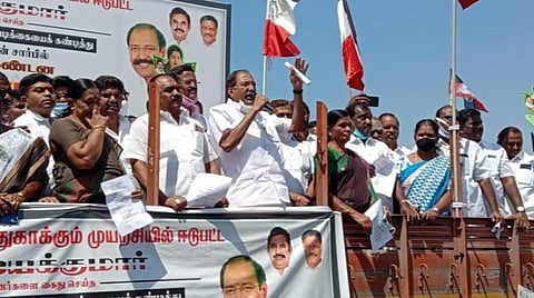 நாமக்கல்லில் அதிமுகவினர் நடத்திய ஆர்ப்பாட்டத்தில் முன்னாள் அமைச்சர் தங்கமணி.