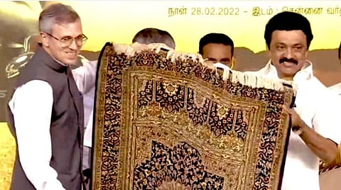 முதல்வர் ஸ்டாலினுக்கு பிறந்தநாள் பரிசாக ஜம்மு காஷ்மீரின் பாரம்பரிய கலை அம்சம் கொண்ட கம்பளத்தை வழங்கினார் அம்மாநில முன்னாள் முதல்வர் உமர் அப்துல்லா