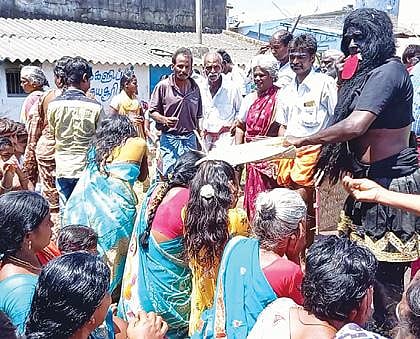 வேப்பூர் அங்காளம்மன் கோயில் திருவிழாவில் முறத்தால் அடித்தும், தலையில் தீயிட்டு பொங்கல் வைத்தும் வழிபாடு