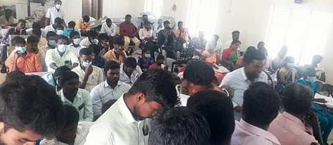 பணியில் சேர 8-ம் வகுப்பு மட்டும் அடிப்படை கல்வித்தகுதி: கிராம உதவியாளராக கால்கடுக்க காத்திருந்த பொறியியல் பட்டதாரிகள்