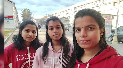 உக்ரைனில் மருத்தும் படிக்கச் சென்று, போர் காரணமாக அங்கிருந்து தமிழகம் திரும்பிய கன்னியாகுமரி மாவட்டத்தைச் சேர்ந்த மாணவிகள் (இடமிருந்து) ஆசிகா, ஸ்ருதி, அசிதா