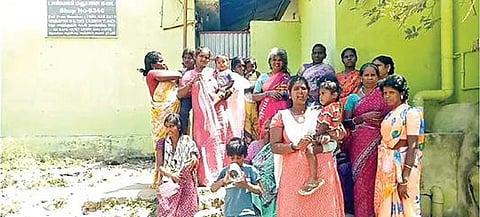குப்பனத்தம் கிராமத்தில் டாஸ்டாக் மதுபானக்கடையை முற்றுகையிட்டு போராட்டத்தில் ஈடுபட்ட பெண்கள்.