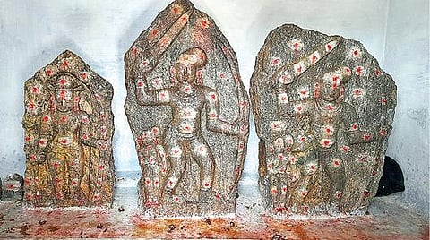 திருப்பத்தூர் அருகே கண்டெடுக்கப்பட்ட நடுகற்கள்.