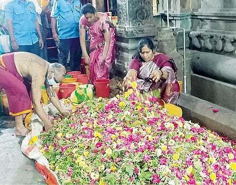 திருவண்ணாமலை அண்ணாமலையார் கோயிலில் லட்சார்ச்சனைக்காக மூலவர் சன்னதி அருகே குவித்து வைக்கப்பட்டுள்ள மலர்கள்.