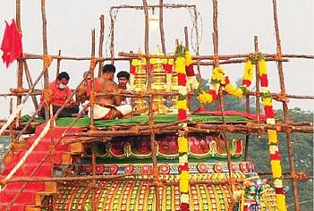 கலசம் திருடப்பட்ட விருதாம்பிகை அம்மன் சன்னதி கோபுரம்.