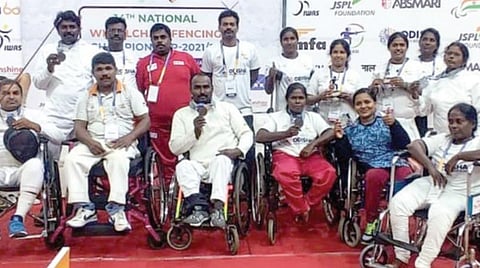 மாற்றுத்திறனாளிகளுக்கான சக்கர நாற்காலி வாள்வீசும் போட்டிகளில் பங்கேற்ற வீரர்கள்.