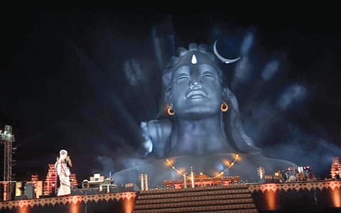 கோவை ஈஷா யோகா மையத்தில் நேற்று நடைபெற்ற மஹா சிவராத்திரி விழாவில் பேசிய சத்குரு. படங்கள்: ஜெ.மனோகரன்