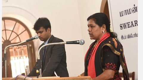 கோவை மாநகராட்சியில் கவுன்சிலர்களுக்கு பதவிப் பிரமாணம் செய்துவைத்த ஆணையர் ராஜகோபால் சுன்கரா. படங்கள்: ஜெ.மனோகரன்.