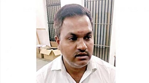 அலுவலக உதவியாளர் பிரகாஷ்.