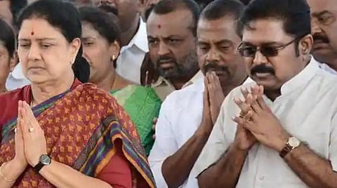 சசிகலா, தினகரனை அதிமுகவில் சேர்க்க வேண்டும் என்ற தீர்மானத்தால் சர்ச்சை: முக்கிய நிர்வாகிகளுடன் ஓபிஎஸ், இபிஎஸ் தனித்தனியே தீவிர ஆலோசனை