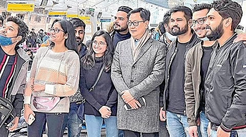 உக்ரைனில் சிக்கித் தவிக்கும் இந்திய மாணவ, மாணவியர் அண்டை நாடுகள் வழியாக மீட்கப்பட்டு வருகின்றனர். மீட்புப் பணியை விரைவுபடுத்த மத்திய அமைச்சர் கிரண் ரிஜுஜு, ஸ்லோவாகியா நாட்டில் முகாமிட்டுள்ளார். அந்த நாட்டின் கோசிசே நகர் விமான நிலையத்தில் இந்திய மாணவ, மாணவியர் அமைச்சருடன் புகைப்படம் எடுத்து கொண்டனர். படம்: பிடிஐ