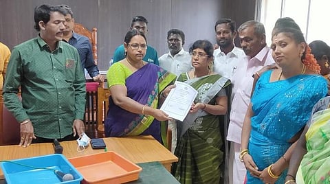 மணப்பாறை நகர்மன்ற தலைவர் பதவியை கைப்பற்றியது அதிமுக: திமுகவுக்கு சறுக்கல்