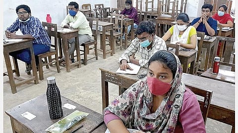 துணை ஆட்சியர், டிஎஸ்பி உள்ளிட்ட பணிகளுக்கான டிஎன்பிஎஸ்சி குரூப்-1 மெயின் தேர்வு நேற்று தொடங்கியது. சென்னை திருவல்லிக்கேணி என்கேடி மேல்நிலைப் பள்ளியில் தேர்வு எழுத தயார் நிலையில் இருந்த தேர்வர்கள்.படம்: க.பரத்
