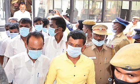 கோகுல்ராஜ் கொலை வழக்கில் மதுரை நீதிமன்றத்துக்கு அழைத்து வரப்பட்ட குற்றவாளிகள். படம்:எஸ்.கிருஷ்ணமூர்த்தி